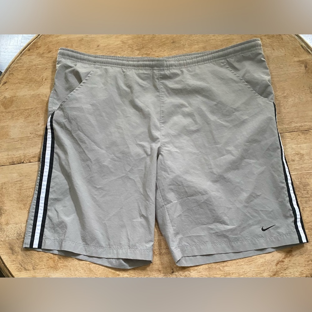 Nike Men’s Sz XXL Gray Accent Stripe Lined‎ Drawcord Shorts